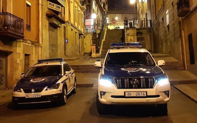 Dos vehiculos de la Ertzaintza.