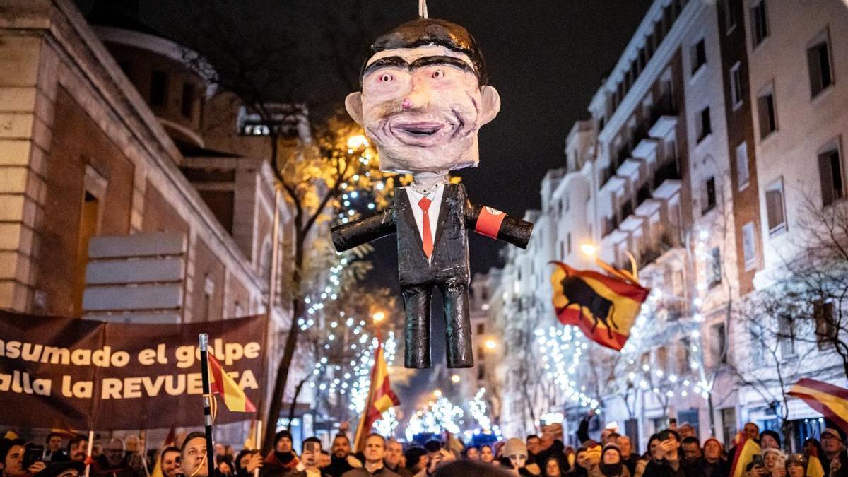 Protesta convocada por Revuelta en la Nochevieja de 2023 frente a la sede del PSOE en Ferraz, donde los concentrados colgaron y apalearon un muñeco de Pedro Sánchez.