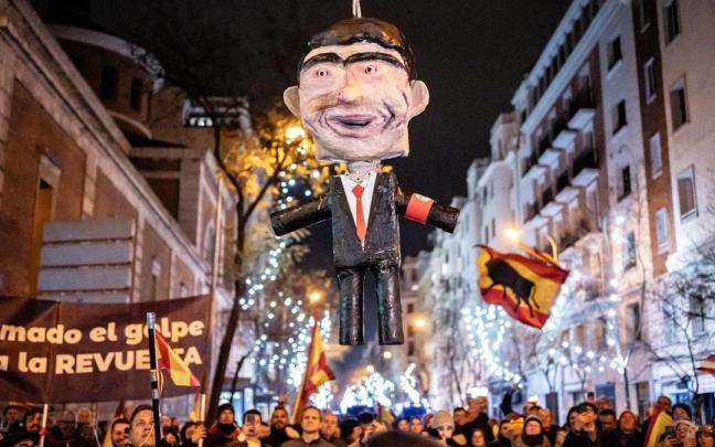 Protesta convocada por Revuelta en la Nochevieja de 2023 frente a la sede del PSOE en Ferraz, donde los concentrados colgaron y apalearon un muñeco de Pedro Sánchez.