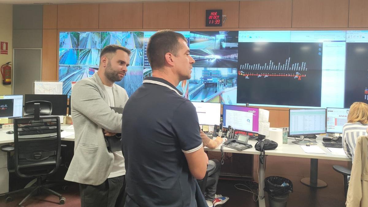 Los alcaldes de Orduña y Amurrio, iker Santocildes y Txerra Molinuevo, en la reunión mantenida con Renfe y Adif