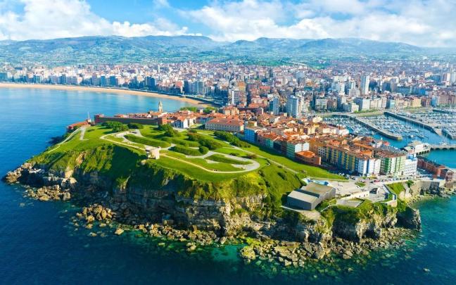 Vista aérea de la ciudad de Gijón.
