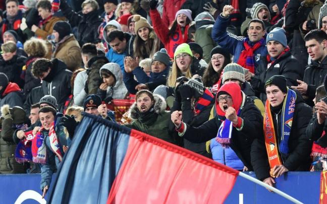 Los hinchas rojillos, en otro momento de emoción en El Sadar durante la ida de la semifinal ante el Athletic.