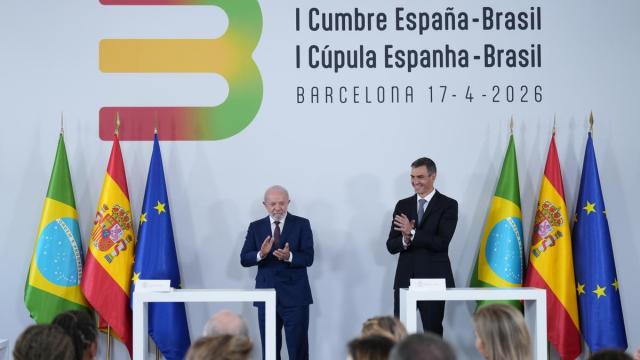 El presidente del Gobierno de español, Pedro Sánchez, acompañado por miembros del Gobierno y el presidente de Brasil, Luiz Inácio Lula da Silva