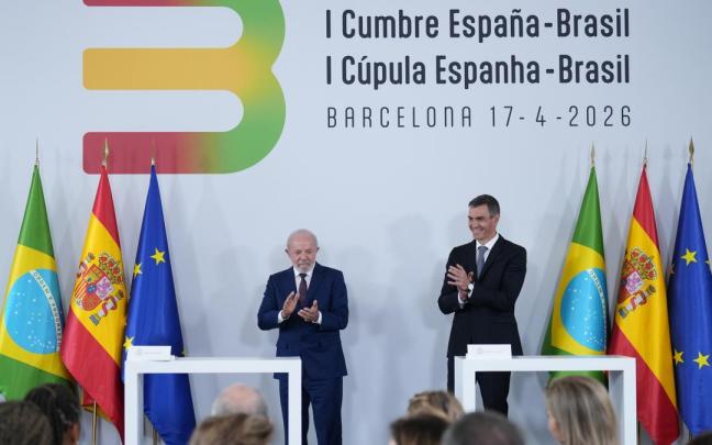 El presidente del Gobierno de español, Pedro Sánchez, acompañado por miembros del Gobierno y el presidente de Brasil, Luiz Inácio Lula da Silva