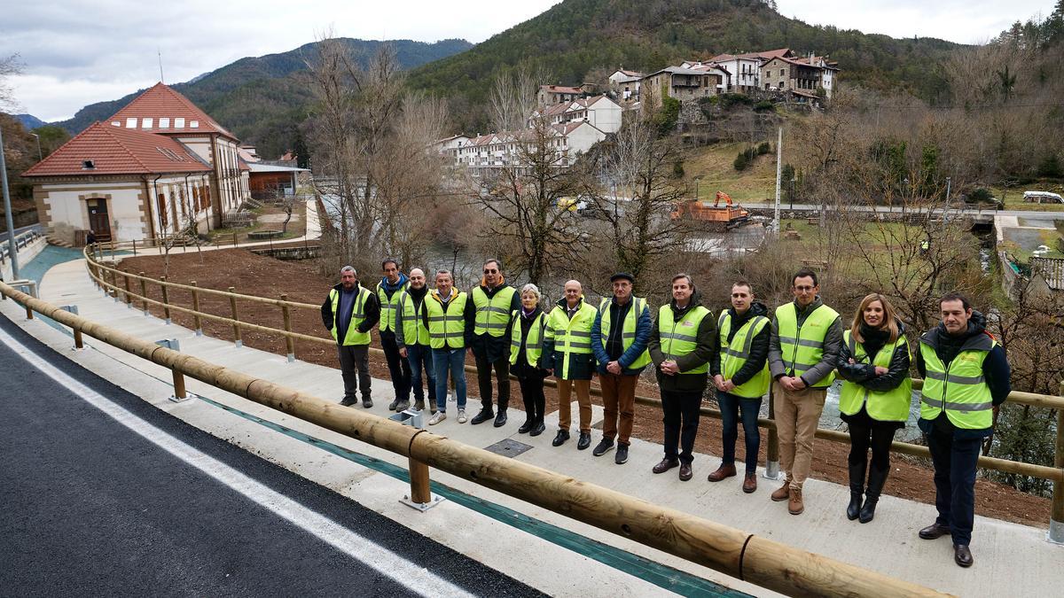 El consejero de Cohesión Territorial, Bernardo Ciriza, y la alcaldesa de Roncal, Amparo Viñuales, durante la visita