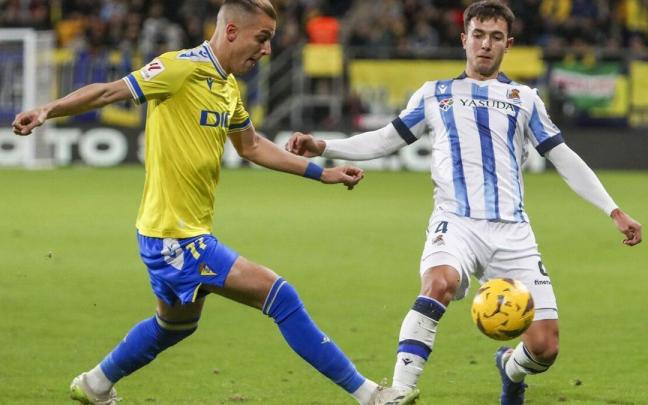 Zubimendi trata de robar el balón a Alejo. / EFE