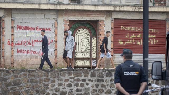Migrantes caminan por las calles de la ciudad.