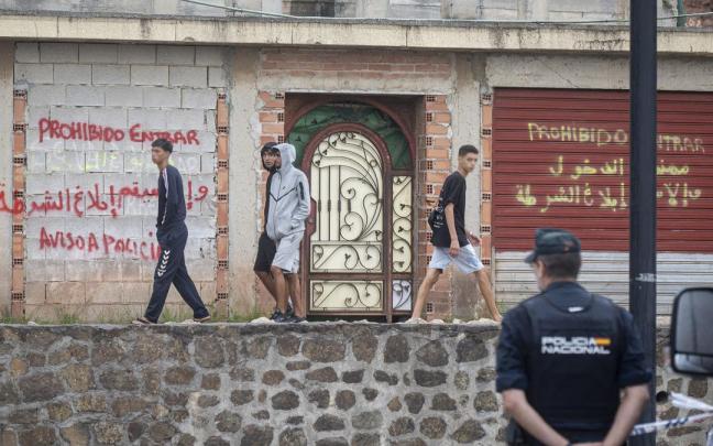 Migrantes caminan por las calles de la ciudad.