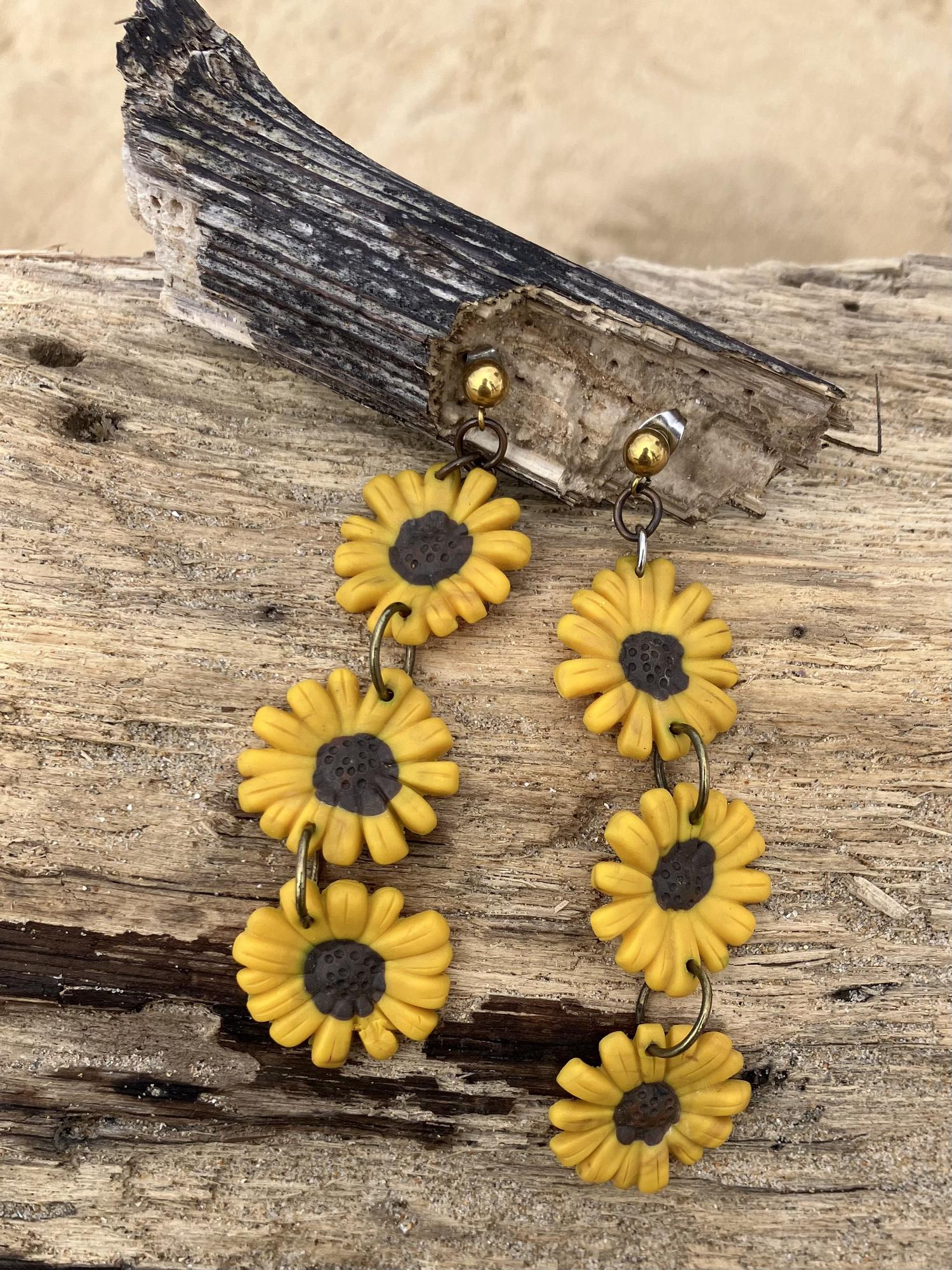 Los pendientes de DeMai tienen diseños y colores únicos.