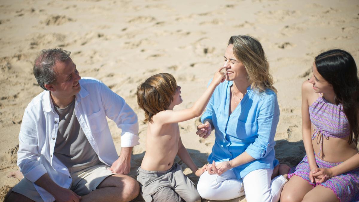 ¿Puedo llevarme a mis hijos de vacaciones en periodo escolar? La multa a la que se enfrenta una madre británica