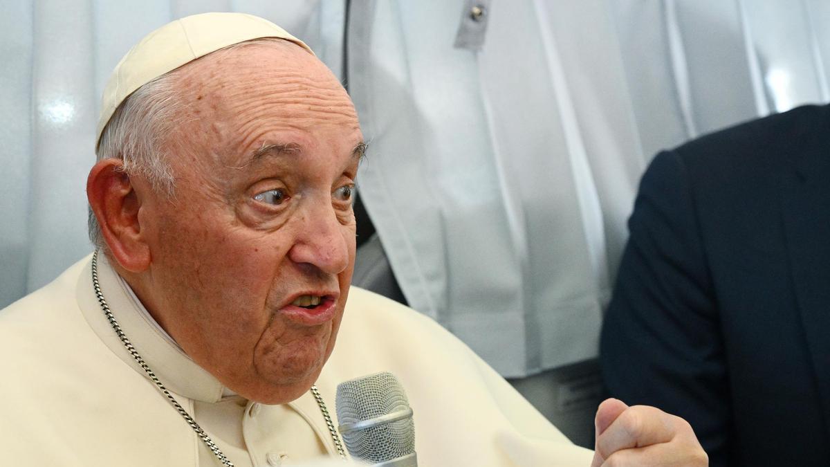 El papa durante su charla con periodistas en el vuelo de regreso de Hungría.