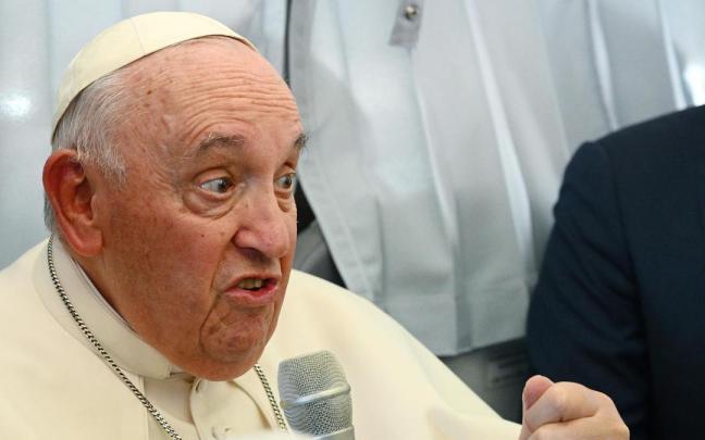 El papa durante su charla con periodistas en el vuelo de regreso de Hungría.