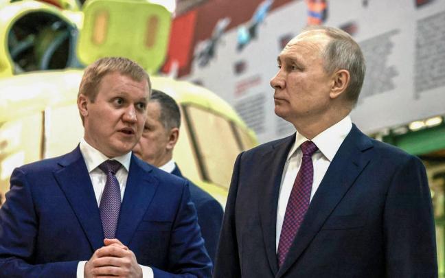 Putin en una fábrica rusa de aviones. Putin en una fábrica rusa de aviones.