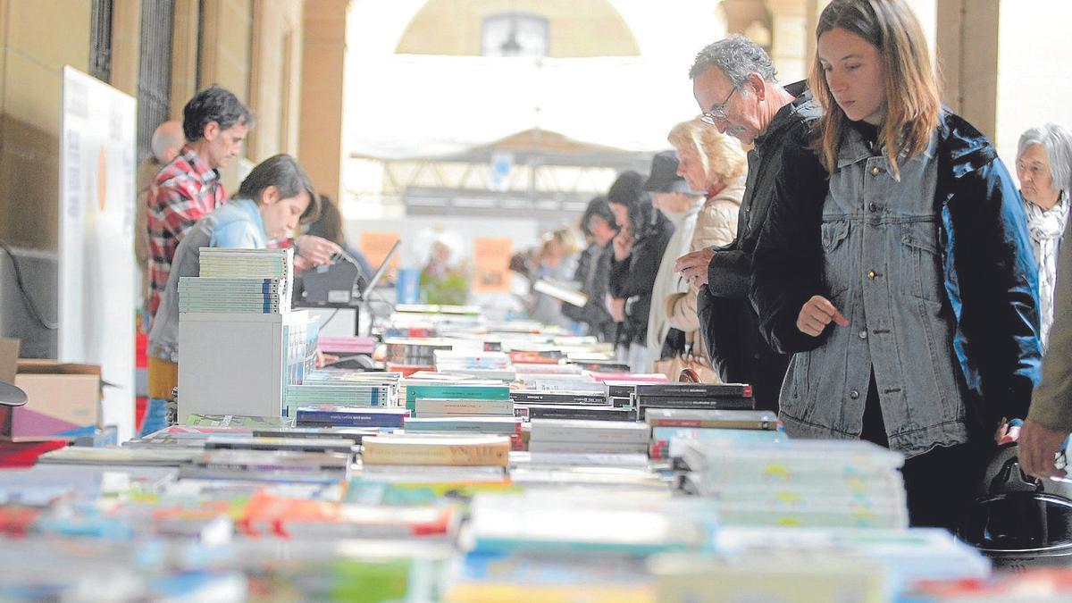 Fotografía de uno de los puestos de un reciente Día del Libro en la plaza Gipuzkoa de Donostia.