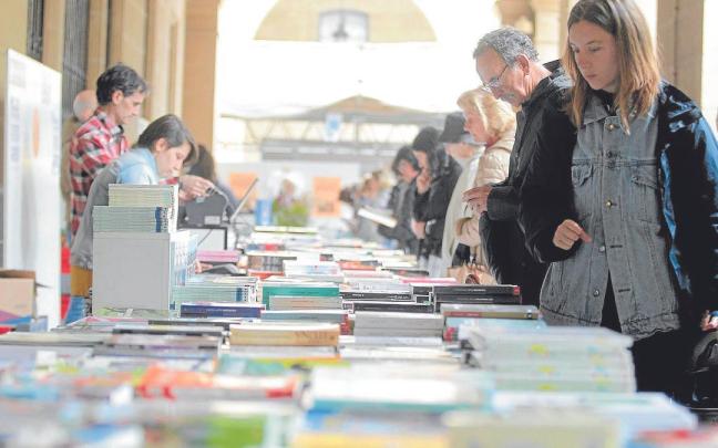 Fotografía de uno de los puestos de un reciente Día del Libro en la plaza Gipuzkoa de Donostia.