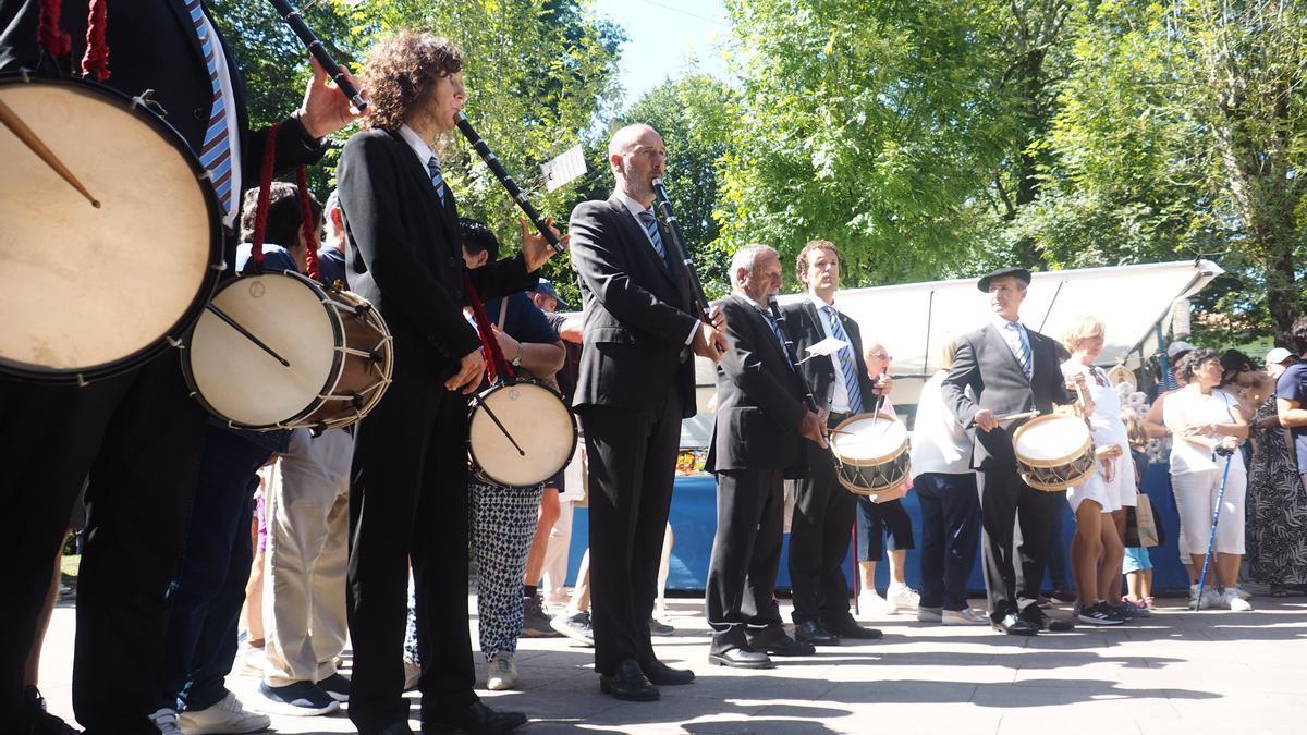 Los txistularis de Usartza, tocando en las celebraciones en honor a la Virgen de Arrate
