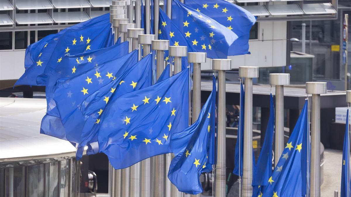 Banderas de la UE ondeando en la entrada de la sede de la Comisión Europea.