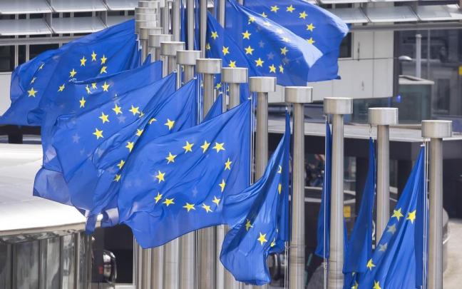 Banderas de la UE ondeando en la entrada de la sede de la Comisión Europea. Banderas de la UE ondeando en la entrada de la sede de la Comisión Europea.