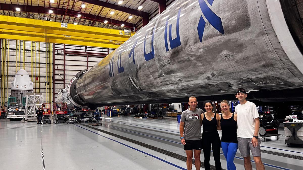 Los tripulantes de la misión Polaris Dawn: el piloto Scott 'Kidd' Poteet (i), las especialistas Sarah Gillis y Anna Menon, y el comandante Jared Isaacman (d) posando junto al cohete Falcon 9