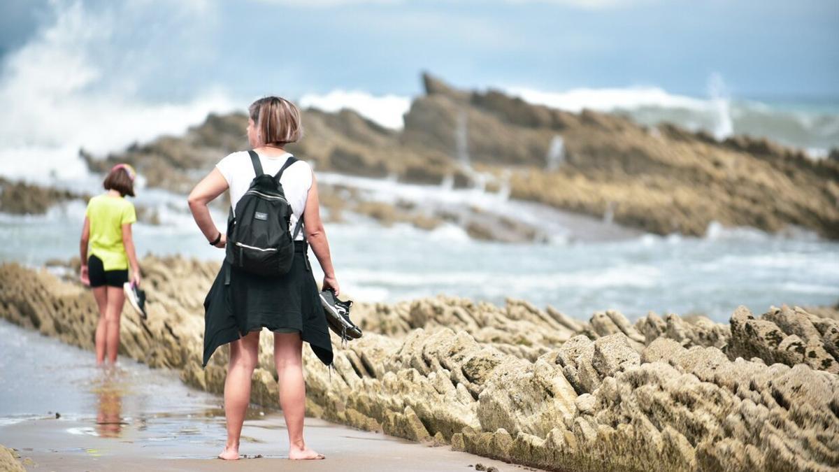 Personas visitando el Flysch de Zumaia.