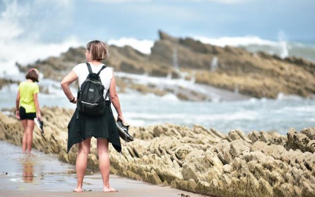 Personas visitando el Flysch de Zumaia.