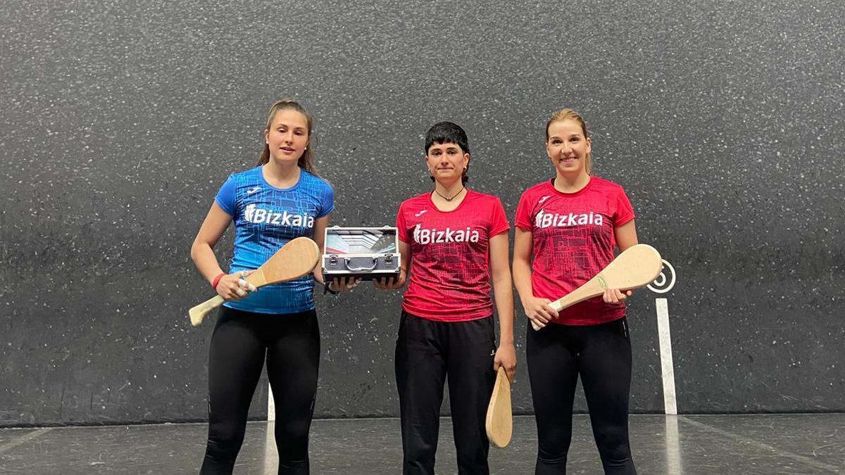 Paula Gorostiaga, Leire Galdós y Amaia Irazustabarrena, en la elección de material del Torneo Bizkaia de paleta cuero femenino.