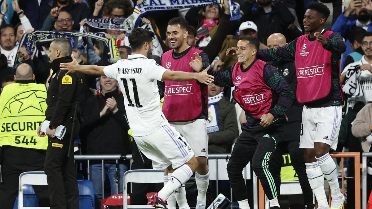 El delantero del Real Madrid Marco Asensio (i) celebra con sus compañeros de banquillo tras marcar el segundo gol ante el Chelsea