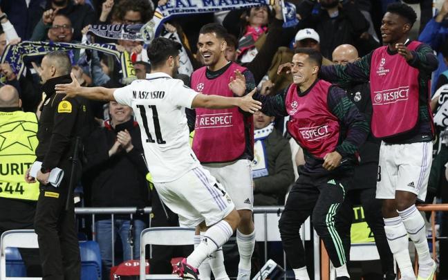 El delantero del Real Madrid Marco Asensio (i) celebra con sus compañeros de banquillo tras marcar el segundo gol ante el Chelsea