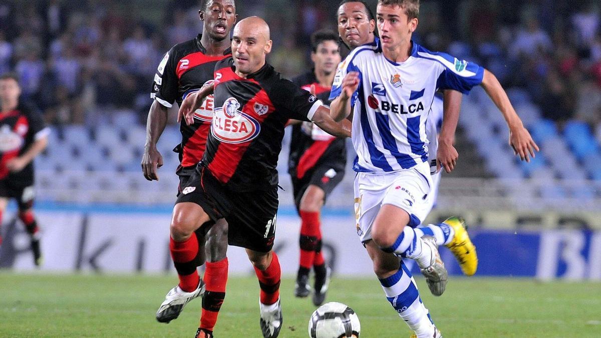 Griezmann se va de Movilla en su estreno con la camiseta de la Real ante el Rayo en la Copa del curso 2009-10. / RUBEN PLAZA