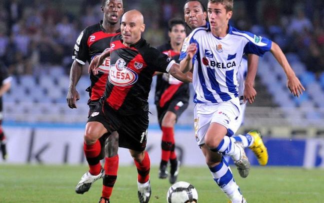 Griezmann se va de Movilla en su estreno con la camiseta de la Real ante el Rayo en la Copa del curso 2009-10. / RUBEN PLAZA