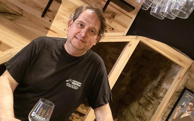 Pikatxa tras la barra de Vinoteca Berri de Elciego / Araceli Oiarzabal Pikatxa tras la barra de Vinoteca Berri de Elciego
