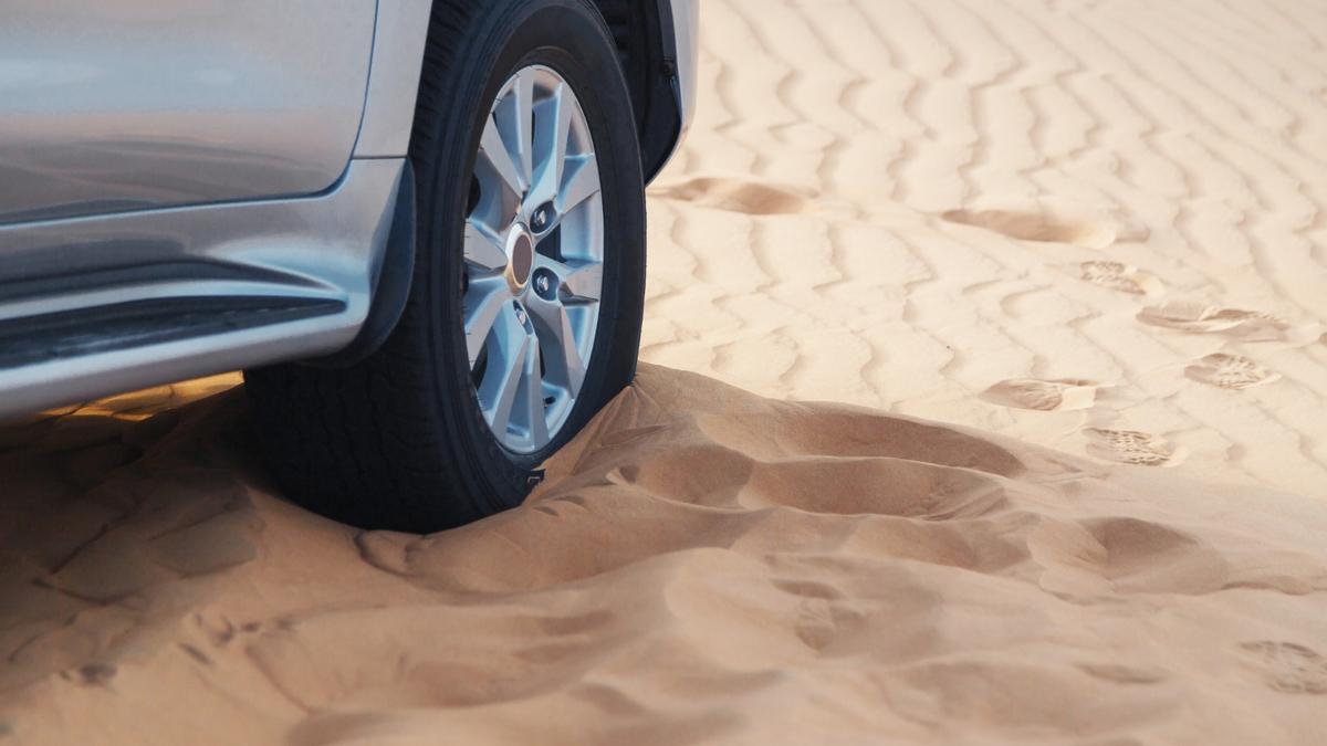No es recomendable meter el coche en la arena.