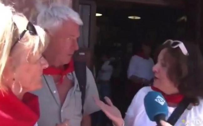 La señora, ejerciendo de traductora con sus 'amigos'.