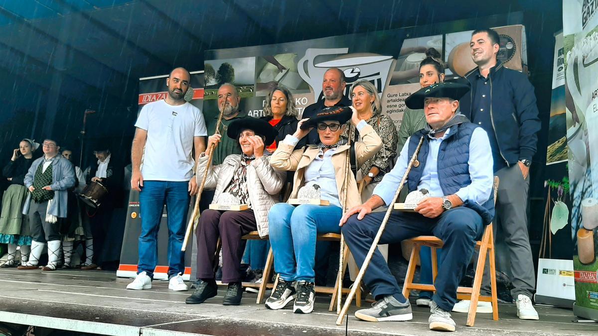 Los pastores lucieron su mejor sonrisa pese a que la lluvia deslució su homenaje