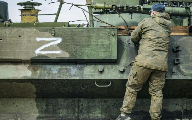 Un soldado ucraniano en un vehículo blindado capturado con el símbolo Z del ejército ruso en Kharkiv.