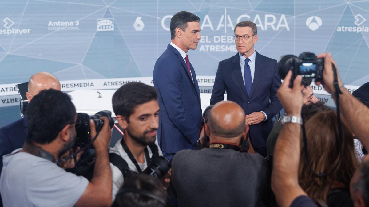 Sánchez y Feijóo se saludan antes del 'cara a cara'.