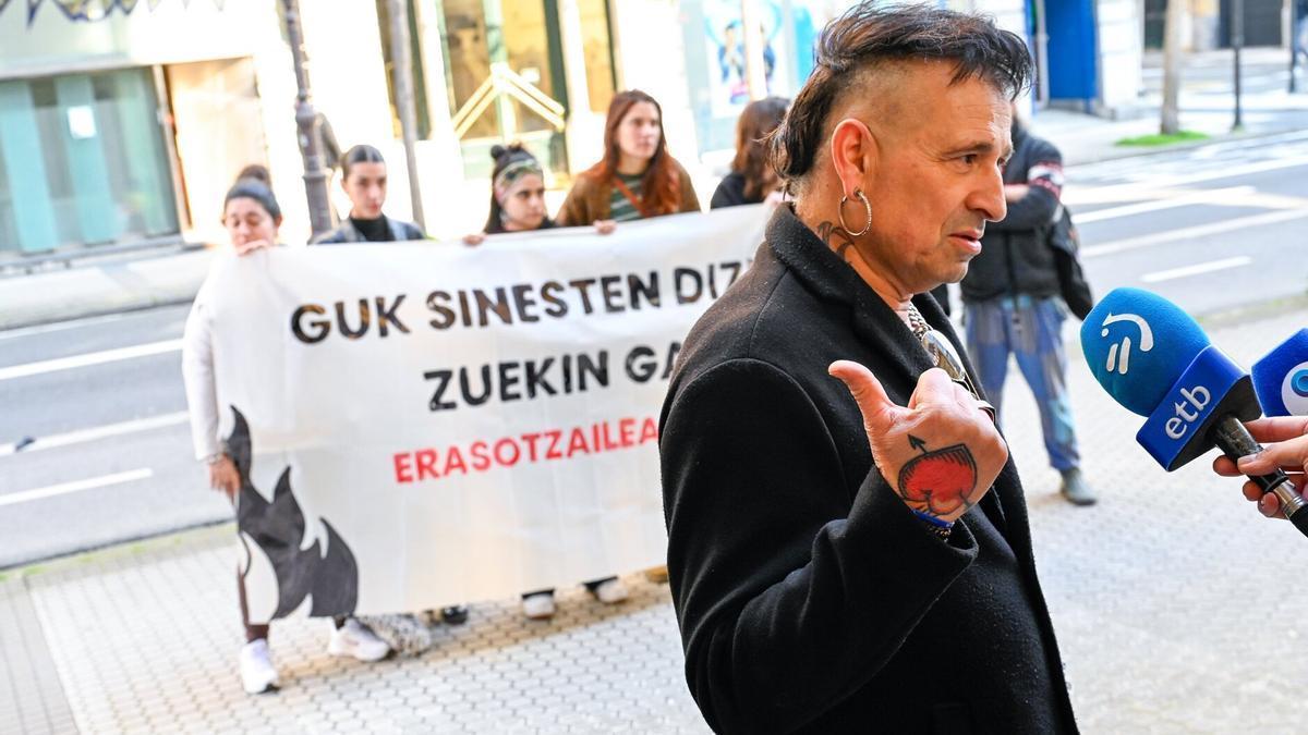 El profesor condenado da explicaciones frente a la Audiencia de Gipuzkoa durante el juicio.