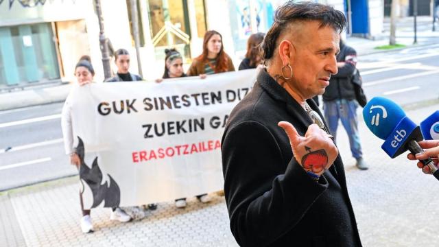 El profesor condenado da explicaciones frente a la Audiencia de Gipuzkoa durante el juicio.