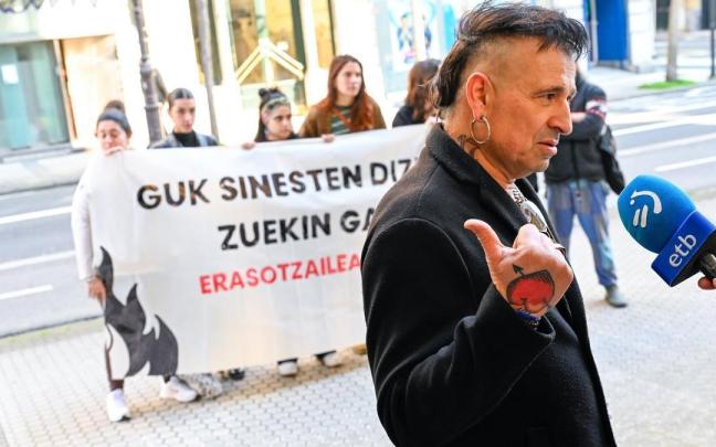 El profesor condenado da explicaciones frente a la Audiencia de Gipuzkoa durante el juicio.