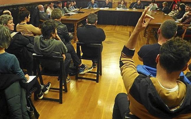Los miembros de Sañu Bizirik! intervinieron en el pleno.
