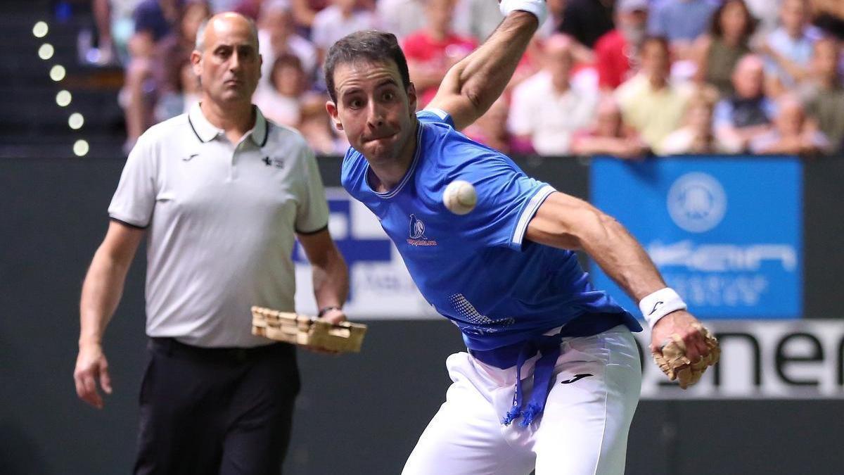 Darío, campeón del Manomanista después de arrollar a Iñaki Artola en el Navarra Arena de Iruñea