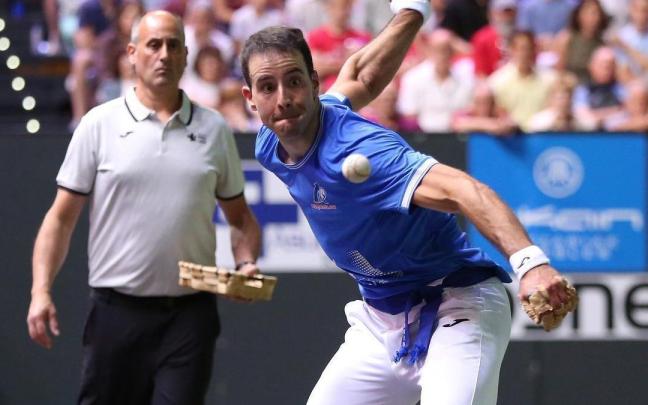 Darío, campeón del Manomanista después de arrollar a Iñaki Artola en el Navarra Arena de Iruñea