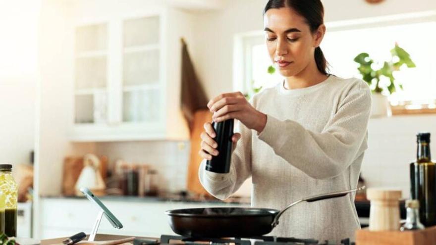 Chica cocina con especias.