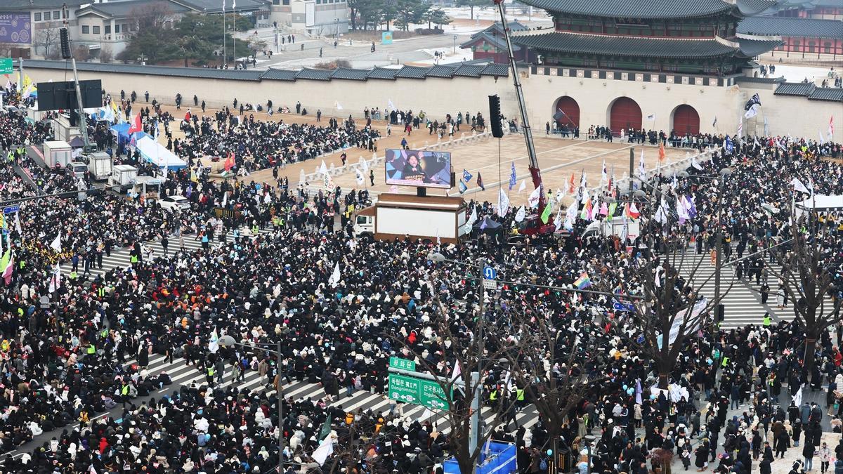 Una protesta multitudinaria en Seúl, Corea del Sur, reclama la destitución del presidente Yoon Suk Yeol.