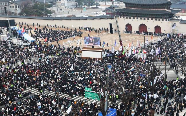 Una protesta multitudinaria en Seúl, Corea del Sur, reclama la destitución del presidente Yoon Suk Yeol.