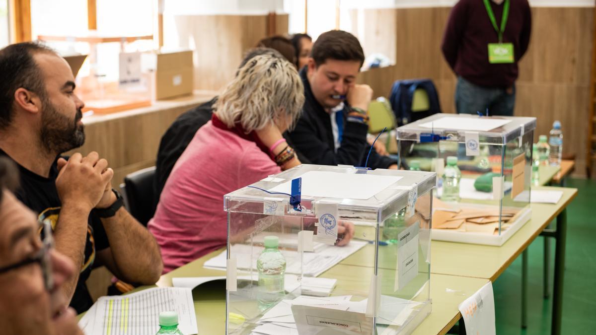 Una mesa electoral.