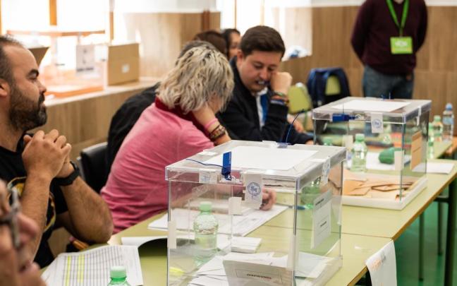 Una mesa electoral. Una mesa electoral.