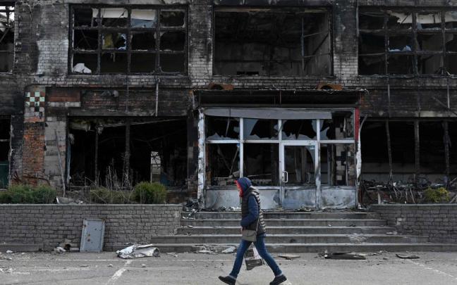 Una persona camina por la calles de la ciudad ucraniana de Kharkiv, 20 de marzo. Una persona camina por la calles de la ciudad ucraniana de Kharkiv, 20 de marzo.