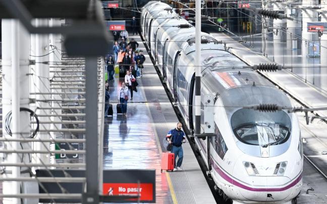 Varios viajeros, en la estación Madrid-Puerta de Atocha-Almudena Grandes.