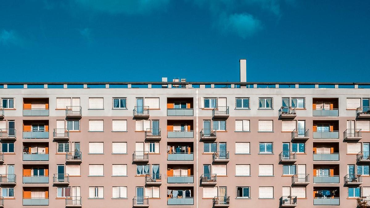 Fachada de un bloque de viviendas en una ciudad.